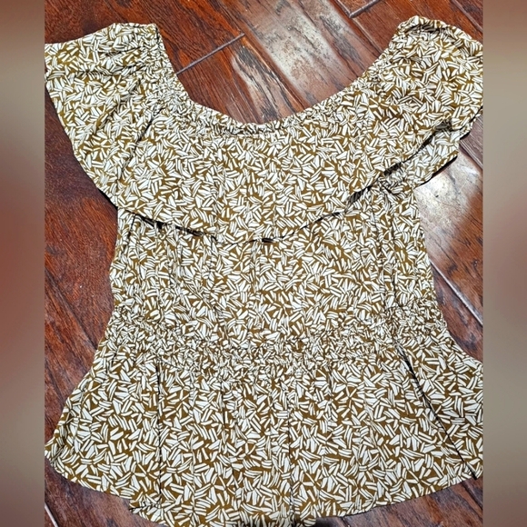 Old Navy Woman's Off Shoulder Smocked Ruffled Neckline cinched waist Large Top - Picture 1 of 5